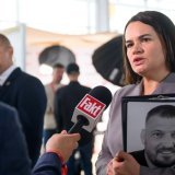 La cheffe de l'opposition bélarusse Svetlana Tikhanovskaïa tient le portrait de son mari Sergueï Tikhanovski (archives). KEYSTONE/EPA PAP/JAKUB KACZMARCZYK